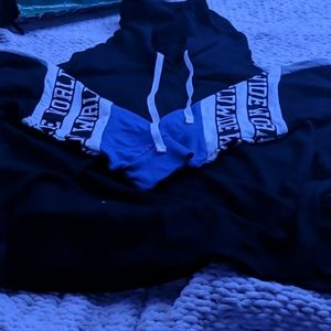 Hoodie t with worldwide on the sleeves